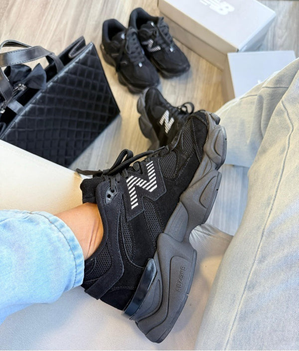 New Balance 9060 Preto em Couro Legítimo